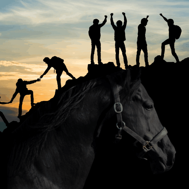 Silhouette d'un cheval noir au premier plan, avec des randonneurs s'aidant et célébrant au sommet d'une crête rocheuse au coucher du soleil.